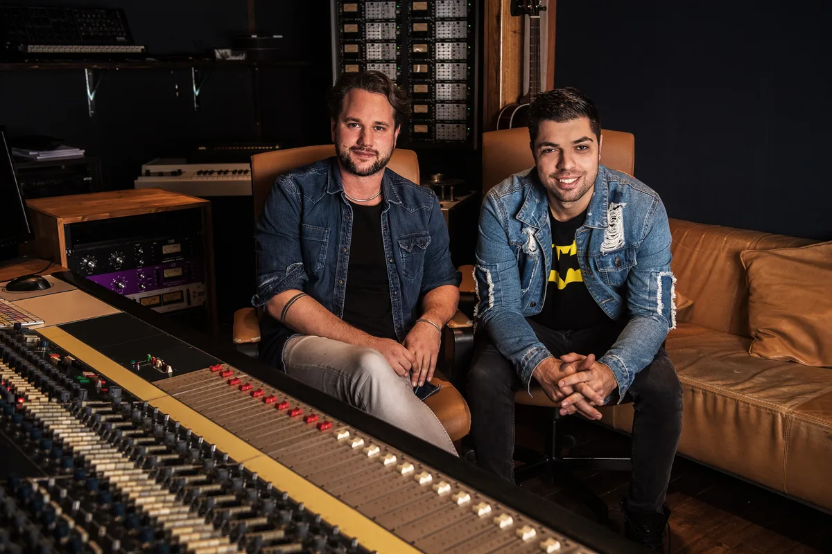 Cyrill Camenzind und Massimo Buonanno am Mischpult.